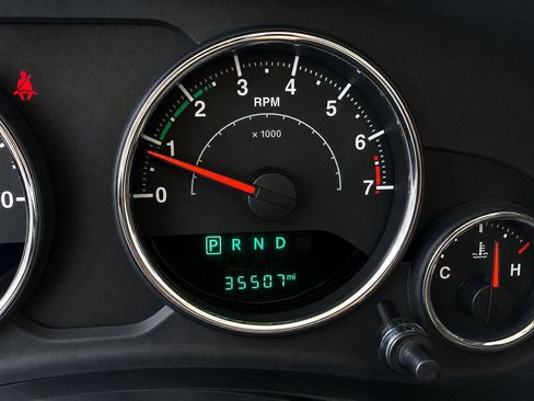 Used 2017 Jeep Wrangler Sahara w/ Connectivity Group AWD/4WD image 3