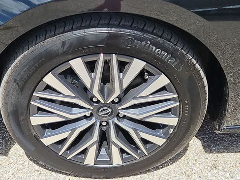 Used 2025 Nissan Altima 2.5 SV FWD image 12