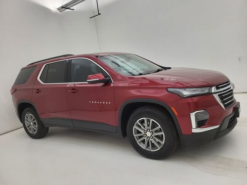Used 2023 Chevrolet Traverse LT image 1