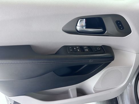 Used 2020 Chrysler Pacifica Touring-L FWD image 46