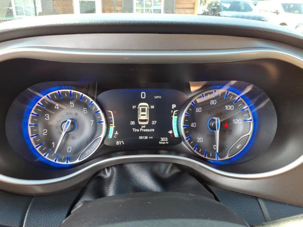 Used 2023 Chrysler Pacifica Touring-L FWD image 20