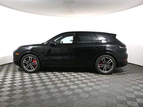 Used 2024 Porsche Cayenne Turbo AWD/4WD image 2