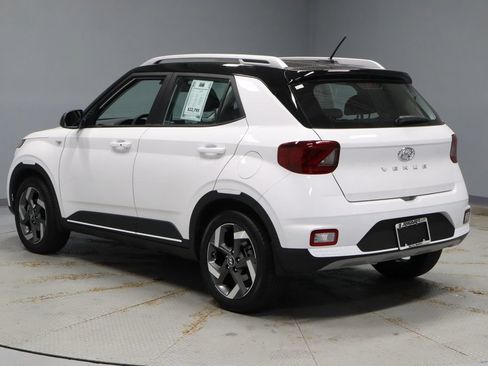 Used 2024 Hyundai Venue Limited FWD image 11