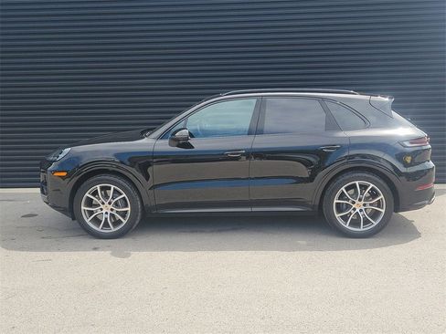 Used 2025 Porsche Cayenne image 2