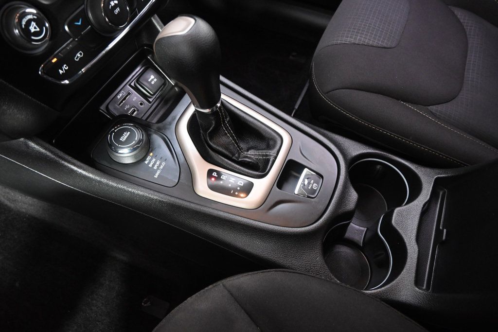 Used 2017 Jeep Cherokee Latitude w/ Cold Weather Group AWD/4WD image 31