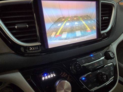 Used 2022 Chrysler Pacifica Touring-L FWD image 21
