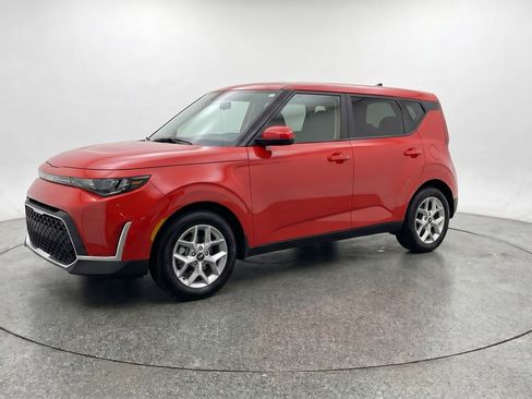 Used 2025 Kia Soul LX w/ LX Technology Package FWD image 3