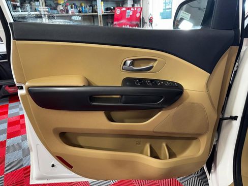 Used 2018 Kia Sedona LX image 16