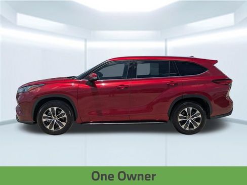 Used 2020 Toyota Highlander XLE FWD image 2