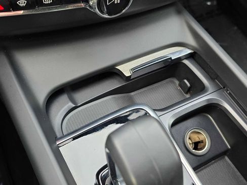 Used 2025 Volvo XC60 B5 Plus image 33