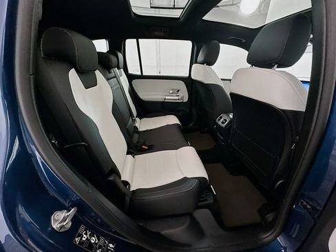 Used 2022 Mercedes-Benz GLB 250 image 28