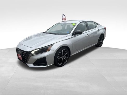 Used 2024 Nissan Altima 2.5 SR image 2