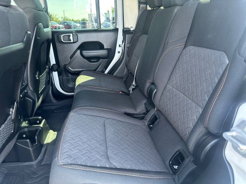 Used 2025 Jeep Gladiator Mojave w/ Convenience Group image 17