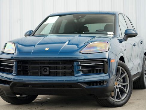 Used 2024 Porsche Cayenne w/ Premium Package image 3
