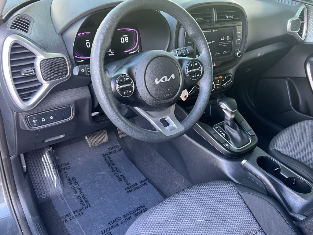 Used 2025 Kia Soul LX w/ LX Technology Package FWD image 17