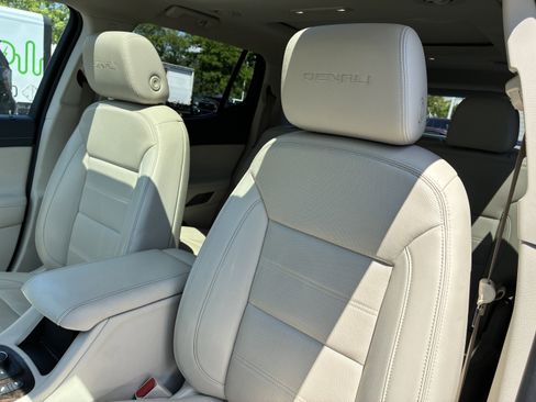 Used 2021 GMC Acadia Denali w/ Denali Technology Package FWD image 22