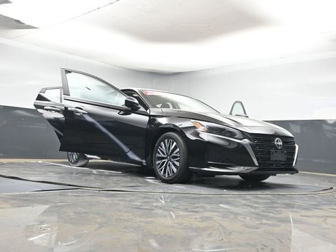 Used 2025 Nissan Altima 2.5 SV FWD image 38