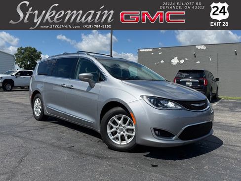 Used 2020 Chrysler Pacifica Touring-L FWD image 1