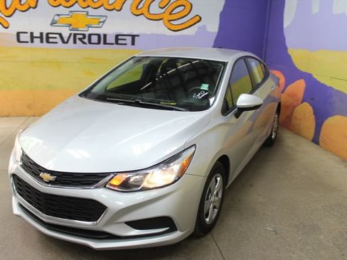 Used 2018 Chevrolet Cruze LS FWD image 4