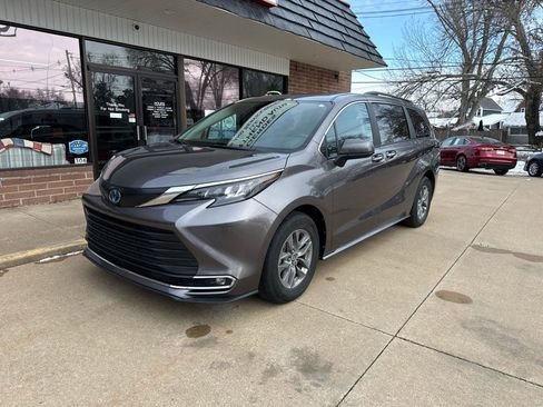 Used 2024 Toyota Sienna XLE image 2