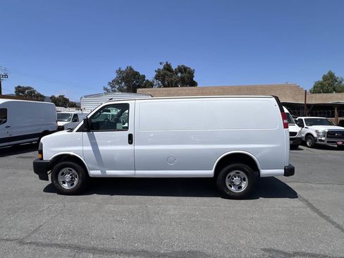 Used 2018 Chevrolet Express 2500 w/ Driver Convenience Package RWD image 7