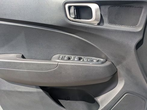 Used 2025 Hyundai Venue SEL FWD image 11