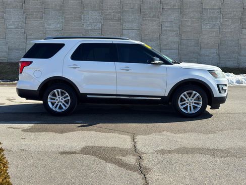Used 2016 Ford Explorer XLT image 2