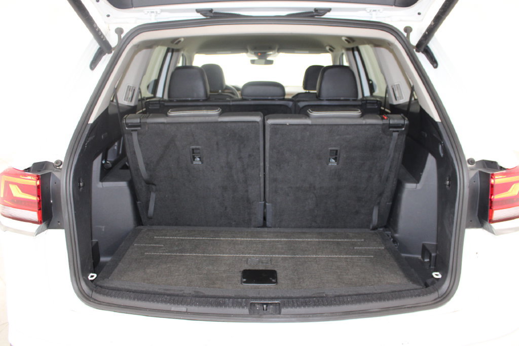 Used 2025 Volkswagen Atlas SE AWD/4WD image 14