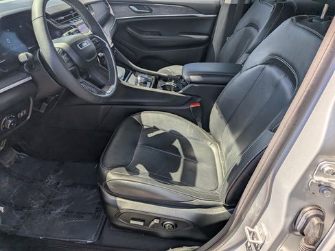 Used 2023 Jeep Grand Cherokee L Limited w/ Black Appearance Package image 12