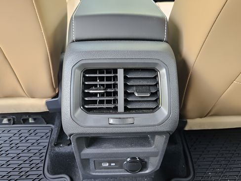 Used 2023 Volkswagen Tiguan SE FWD image 10