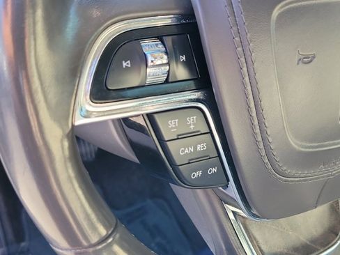 Used 2017 Lincoln Continental Select image 25