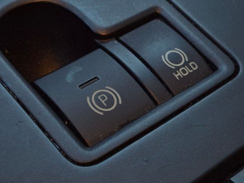 Used 2022 Toyota Highlander LE FWD image 16
