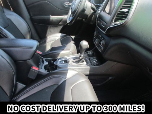 Used 2019 Jeep Cherokee Latitude Plus w/ Cold Weather Group AWD/4WD image 16