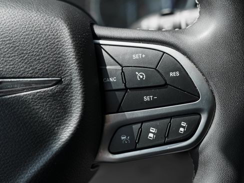 Used 2024 Chrysler Pacifica Touring-L FWD image 17