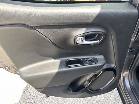 Used 2019 Jeep Renegade Altitude w/ Quick Order Package 2XM image 9