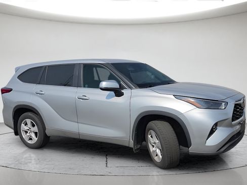 Used 2023 Toyota Highlander LE AWD/4WD image 4