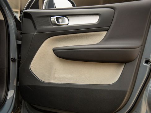 Used 2021 Volvo XC40 T5 Momentum w/ Protection Package Premier image 35