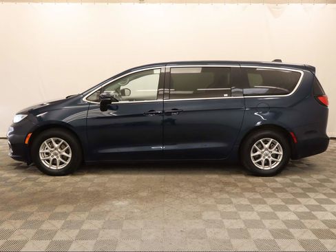 Used 2023 Chrysler Pacifica Touring-L FWD image 2