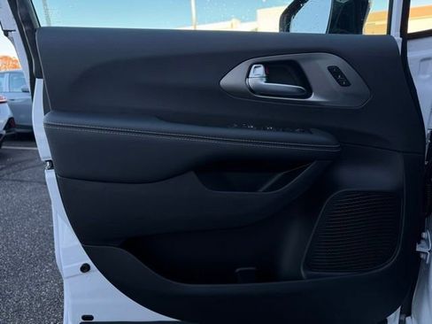 New 2026 Chrysler Pacifica Select image 13