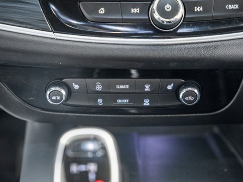 Used 2020 Buick Enclave Essence image 25