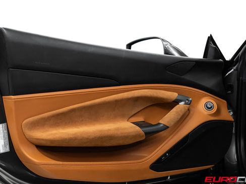 Used 2021 Ferrari F8 Tributo RWD image 27