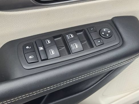 Certified 2024 Chrysler Pacifica Limited FWD image 27