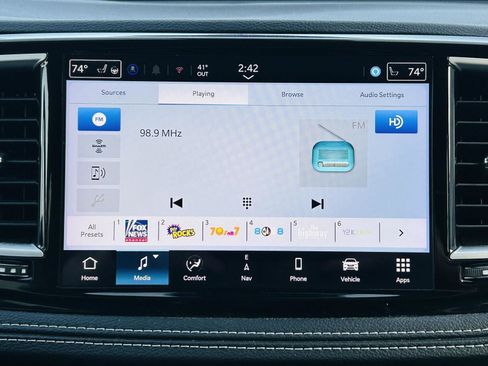 Used 2024 Chrysler Pacifica Limited image 24