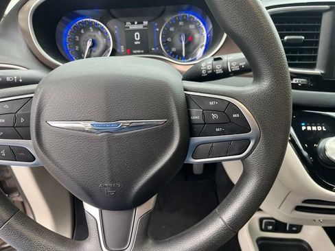 Used 2018 Chrysler Pacifica Touring Plus FWD image 20
