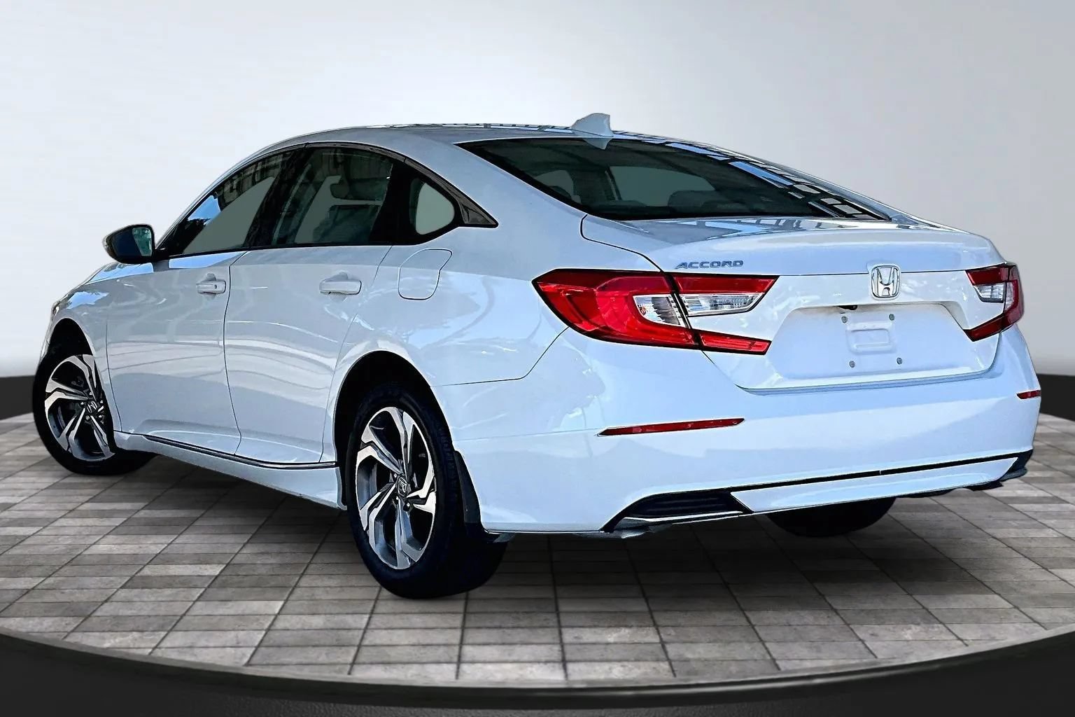 Used 2018 Honda Accord EX-L image 4