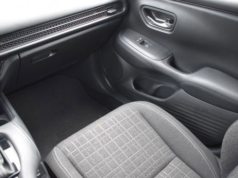 Used 2025 Honda HR-V LX image 17