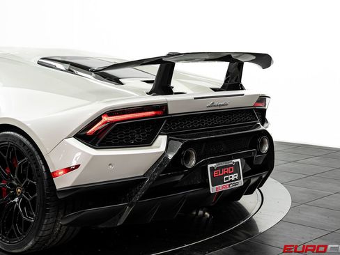 Used 2018 Lamborghini Huracan Performante AWD/4WD image 19
