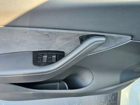 Used 2021 Tesla Model Y Long Range AWD/4WD image 24
