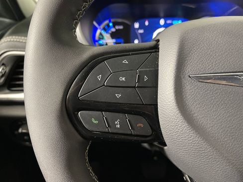 Used 2024 Chrysler Pacifica Select image 28