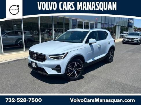 Used 2025 Volvo XC40 B5 Core AWD/4WD image 1